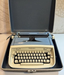 Máquina de escribir Royal Safari años 60 de colección con estuche azul y blanco - Imagen 1 de 11