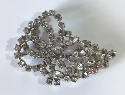 Broche Vintage KRAMER OF NEW YORK Tono Plateado "3 Lazos" Blanco Estrás Foto 1 de 4