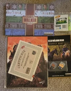 The Walking Dead Supply Drop Art Pic, Zombie Wrap, 2 spille, freccette Nerf Zombie. - Foto 1 di 6