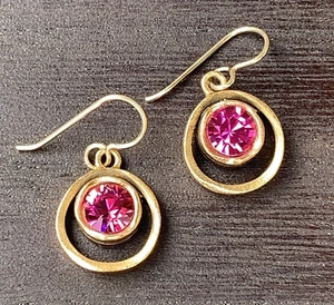 NUEVO Pendientes de Cristal SKEEBALL Firmados Patricia Locke Oro/Fucsia Artesanos EE. UU. - Imagen 1 de 5