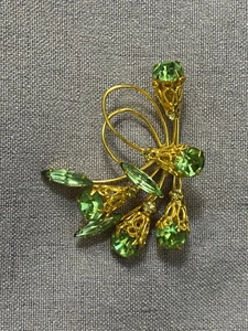 Vintage Juliana DeLizza & Elster Style Brooch Green Peridot Rhinestone - Picture 1 of 7