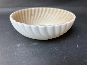 Ciotola o bigiotteria in vetro satinato vittoriano 4" torsione a costine beige interno - Foto 1 di 6