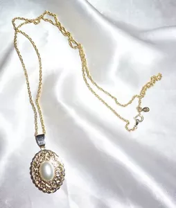 PREMIER DESIGNS GOLDTONE & FAUX PEARL *LOCKET* PENDANT NECKLACE - Picture 1 of 3