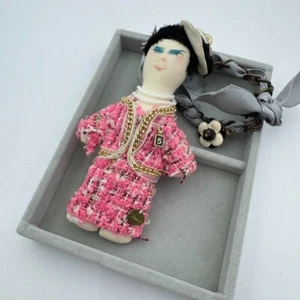 Autentica Demode Great People Series Bambola Coco Chanel Camelia n.5 Charm 121660 - Foto 1 di 9
