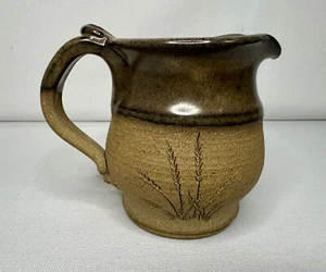 Brocca panna fatta a mano Studio Art Pottery marrone smaltato/argilla naturale grano firmata - Foto 1 di 5