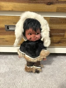 ESKIMO Puppe Pelzmantel von Regal Canada Gummi 12 Zoll - Bild 1 von 2