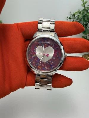 "Reloj Betsey Johnson tono plata confeti flotante esfera corazón 7,5"" funcionando" Foto 1 de 4