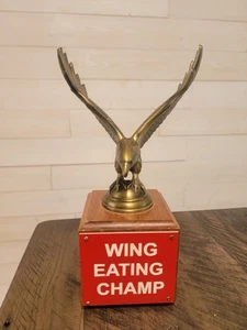 Vintage 11" Messing Adler Trophäe mit Holzsockel "Flügel frisst Champ"! - Bild 1 von 11