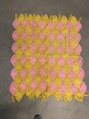 Manta afgana vintage rosa y amarillo ganchillo 48”x40” borla diamante retro Foto 1 de 4