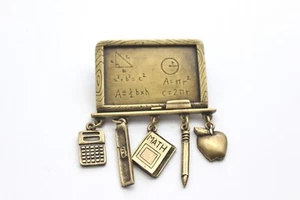 Broche vintage JJ Dangle CHARM bronce envejecido escuela pizarra matemáticas ARTEFACTOS - Imagen 1 de 3