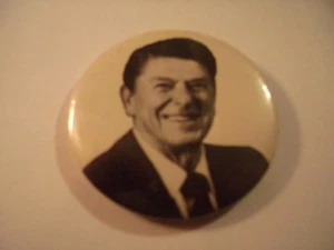 RONALD REAGAN METAL BUTTON - Picture 1 of 2