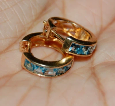 Aretes tipo argolla de turmalina azul creados en laboratorio por princesa de 3 quilates en oro amarillo de 14 quilates Foto 1 de 4