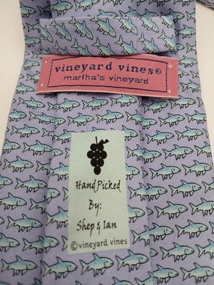 Галстук Vinyard Vines 100% шелк (3,5 дюйма x 61 дюйм) светло-фиолетовый с геометрическими акулами - Изображение 1 из 4