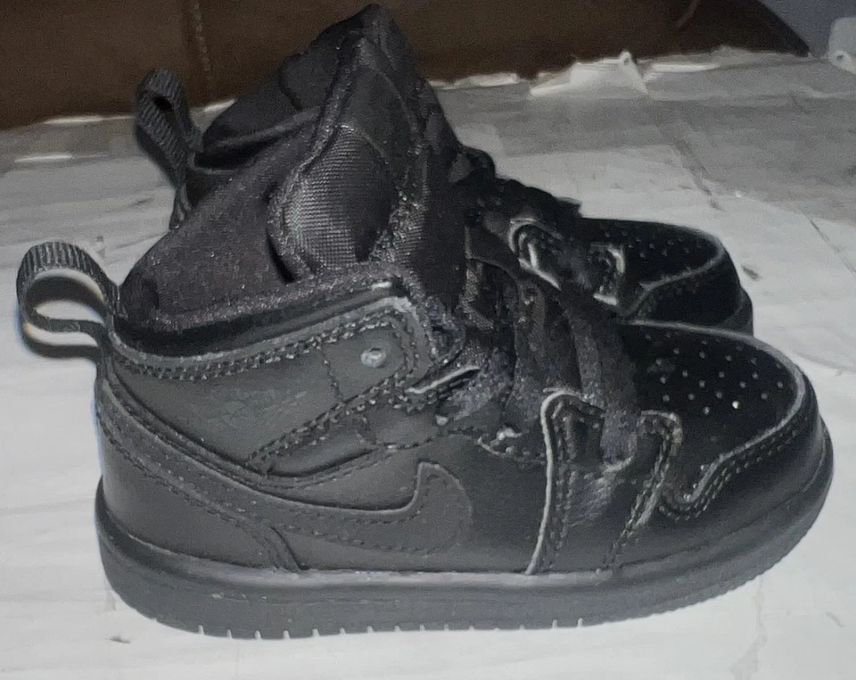 Jordan 1 Mid Zapatos Juveniles Talla 6C Niños Negro Triple Negro 640735-090 Tenis Foto 1 de 4