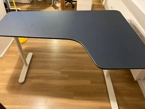 IKEA Schreibtisch Ecktisch - Bekant - Länge 160cm, Tiefe mind.: 50cm, max: 110cm - Bild 1 von 9