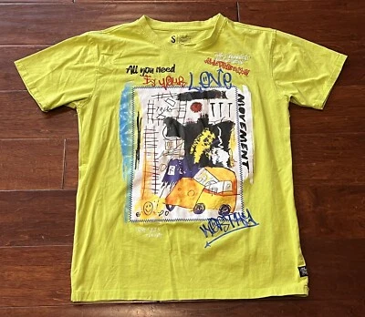 Camiseta Bleecker & Mercer Verde Roja Para Hombres Pequeño Movimiento Gráfico Graffiti Logo Foto 1 de 4