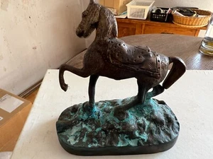 Altes Pferd auf Sockel Bronze - Bild 1 von 1