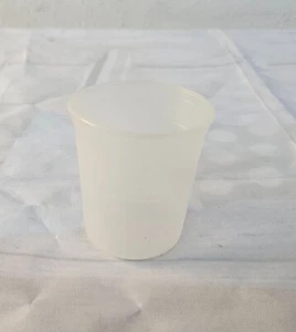 Vaso de chupito de medicina vintage años 60 Tupperware Welcome Ware 281-6 - Imagen 1 de 4
