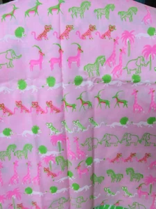 "KLEINE CARTOON DSCHUNGELTIERE AUF ROSA HINTERGRUND" - STOFF - 2 7/8 YARD - Bild 1 von 2