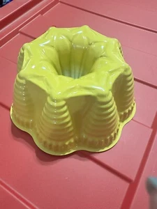 PATRÓN VINTAGE BUNDT EMBUDO PASTEL SARTÉN ONDA/CONO/ESTRELLA - LATA PINTADA AMARILLA/BLANCA - Imagen 1 de 4