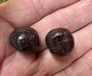 2 x RED GARNET POLISHED STONE CHUNKY TUMBLE STONES 17mm ID CARD - Foto 1 di 4