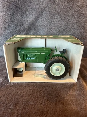 1/16 Oliver 770 Narrow Front Tractor By Spec-Cast - Image 1 of 4
