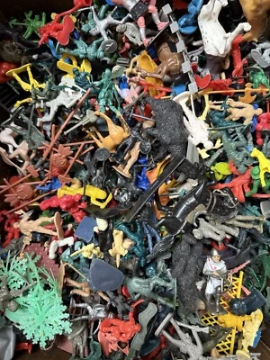 Lot Of Plastic Army Men Indians Weapons Horses And More / 1 Pound Bag Full - Image 1 of 3