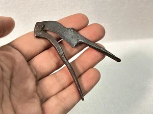 RARE OLD VINTAGE HAND CARVED SMALL IRON BETEL POCKET NUT CUTTER TOOL SAROTA - Picture 1 of 12