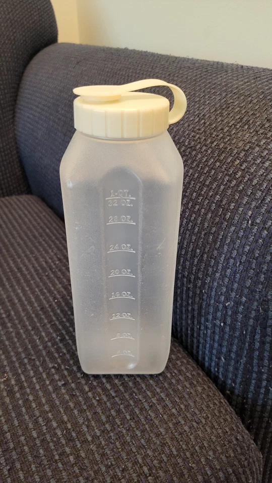 Бутылка для хранения напитков Rubbermaid Servin Saver 1 кварта с открытой крышкой из миндаля 2467 - Изображение 1 из 3