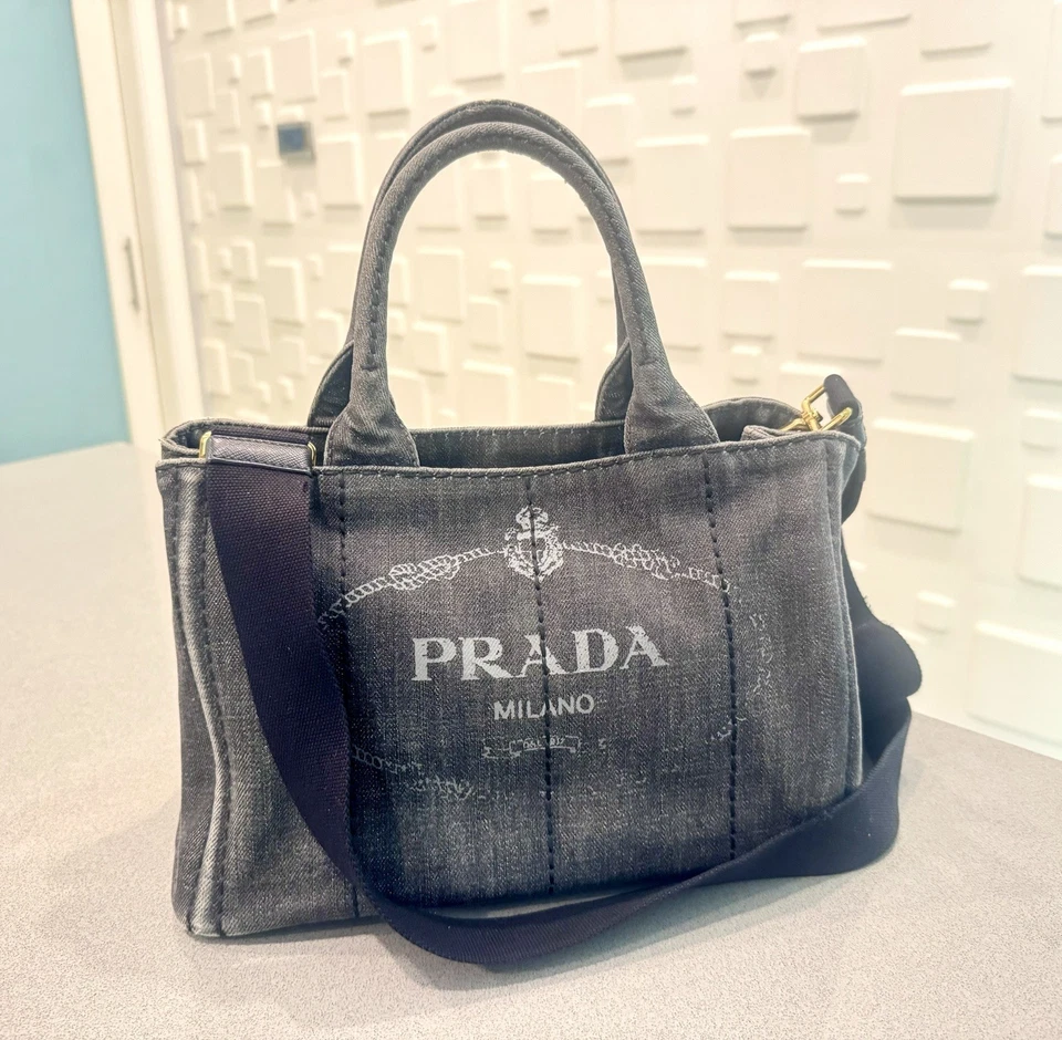 РАСПРОДАЖА! Подлинный Prada серый / белый холст маленький Канапа логотип через плечо сумка с короткими ручками - Изображение 1 из 4