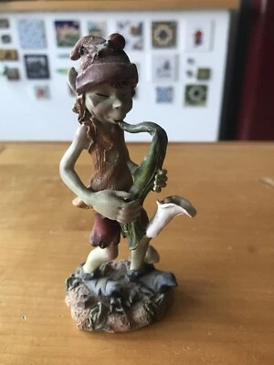 Statuetta Pixies Folletto Elfo Sassofono Musicista Decorazione Collezione Elf - Immagine 1 di 3