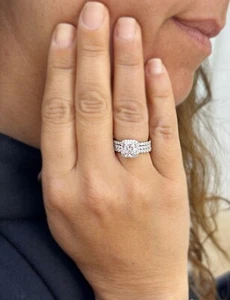 ANILLO DE COMPROMISO COJÍN DIAMANTE SIMULADO Y BANDAS ORO BLANCO MACIZO 14K 4,50ct - Imagen 1 de 12