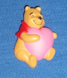 Hallmark Disney Winnie Puuh hält rosa Herz Valentinstag Pin - Bild 1 von 2
