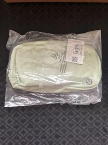 LULULEMON Everywhere Belt Bag Kohlrabi Green/White Light Green NWT - Picture 1 of 6