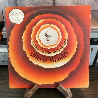 Stevie Wonder Songs In the Key of Life 2x LP Tamla 1976 with 7" 45 & booklet VG+ - Image 1 of 4