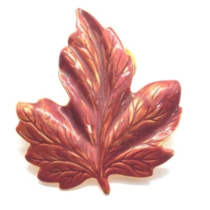 Red Maple Leaf Pin Vintage Autumn Fall Foliage Canada Nature Collectors Gift - Picture 1 of 3