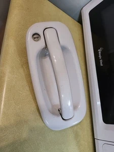 Front Passenger Side Olympic White Door Handle For GMC Yukon Silverado 1999-2007 - Picture 1 of 4