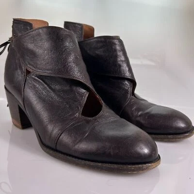 Zapatos de diseño de cuero con solapa cruzada con lazo trasero Foto 1 de 4