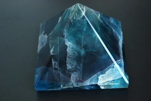675g1.48lb NATURAL BONITO AZUL Color Brillante CRISTAL DE FLUORITA Pirámide CURACIÓN1 - Imagen 1 de 12