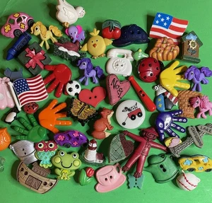 (50) NEW 3/4”-1 1/2” PLASTIC REALISTIC NOVELTY CRAFT BUTTON LOT ANIMALS etc-K1 - Picture 1 of 2