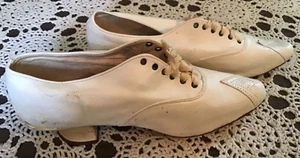Antiguo: Zapatos de Tacón de Cuero Blanco para Niños c.1900 3 1/2C 1836. 9 x 2 1/2”. - Imagen 1 de 7