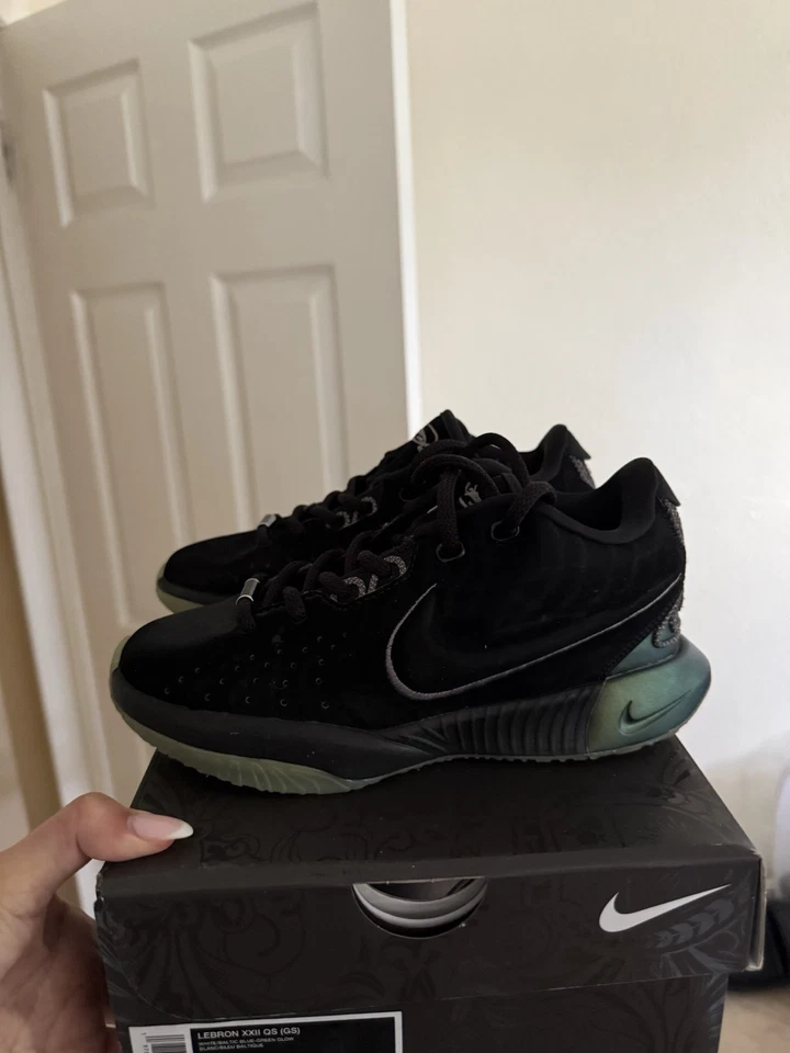 Zapatillas Nike LeBron para niños talla 2,5 años Foto 1 de 4