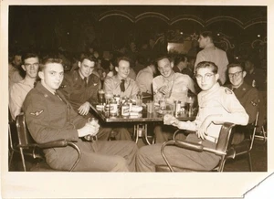 Vintage 1940er 50er Militär Soldaten Bar Sozialgruppe Bier Uniform Foto Sepia - Bild 1 von 2