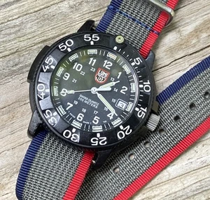 Luminox 3000/3900 V3 Navy Seal Black Men's Quartz Wristwatch needs repair - Picture 1 of 14