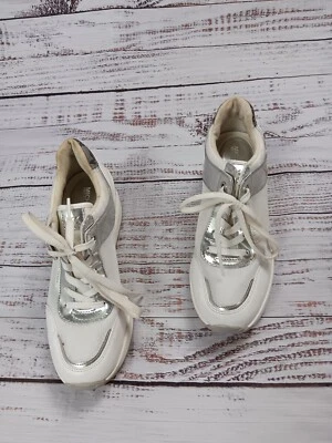 Tênis Michael Kors Feminino 6 Sapatilhas Branco e Metálico Prata Logotipo MK  - Imagem 1 de 4