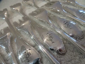 12 fourchettes à gateaux métal argenté st LXV Alfenide Pompadour gravé FJ 16cm - Foto 1 di 9