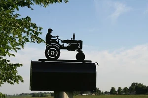 Traktor und Fahrer Metall Briefkasten Topper 8,5 cm hoch matt schwarz - Bild 1 von 4