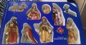 Vintage 9 pc Christmas PORCELAIN Nativity Set HOLIDAY TIME w Box - Bild 1 von 10
