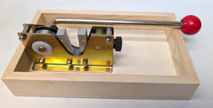 Adjustable High Leverage Nutcracker Sheller Macadamia Walnut Pecan No Mess Tray - Picture 1 of 5