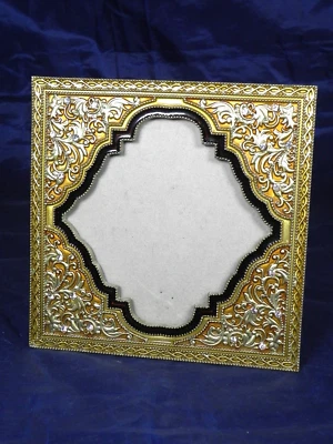 Marco de fotos de metal con pedrería dorado y marrón se adapta a 4x4 estilo marroquí pesado Foto 1 de 4